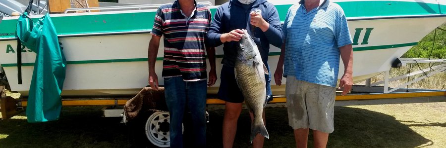 Eers is daar skipper Jean Downing, dan Ferdi van Dyk met sy witsteenbras van 92 cm en dan Corne Swart. 